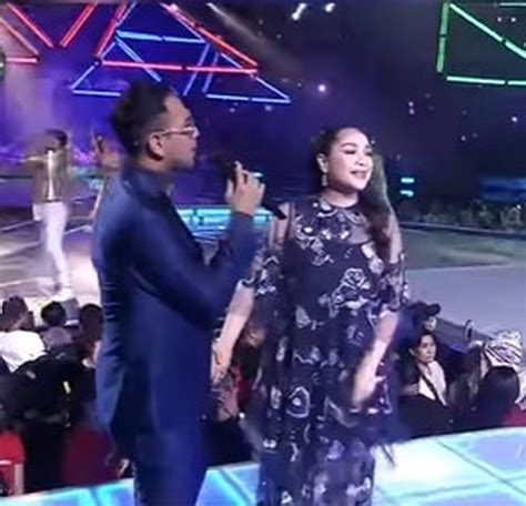 Potret Nagita Slavina And Raffi Ahmad When Ayu Ting Ting Performs At