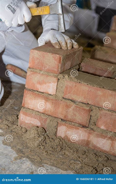 Bricklayer Arbeitet Mit Mauerhammer Nahaufnahme Stockbild Bild Von