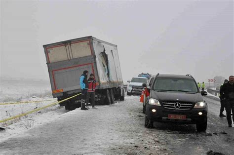 Kars ta Zincirleme Trafik Kazasında 2 Kişi Hayatını Kaybetti Haberler