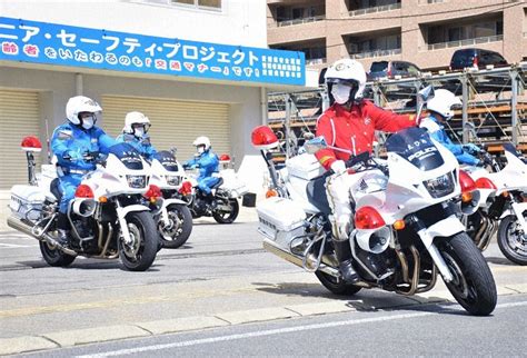 秋の全国交通安全運動 譲り合い、忘れずに 白バイ隊出動式 県警 ／愛媛 毎日新聞