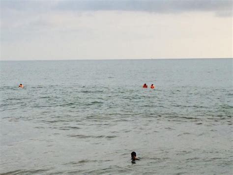 Berenang Di Pantai Sasak Pasaman Barat Seorang Bocah Tahun Hilang