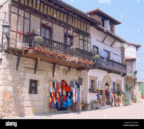 TIENDA TURISTICA EN UNA CASA TIPICA CON BALCON DE MADERA Location