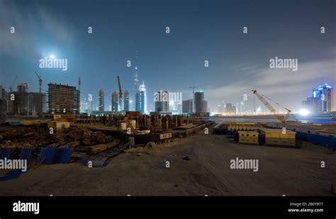 Burj Khalifa Und Baustellen In Der Business Bay Bei Nacht Fotos Und