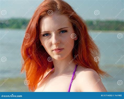 Mooi Sexy Meisje Met Het Rode Haar En Bikini Stellen Op Een Strand