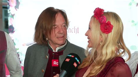 Nelly Furtado wird für natürliches Bikini Foto gefeiert Wohlfühl Kilos Besenreiser und Co