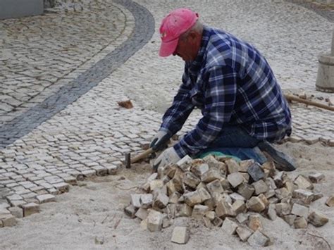 O Que Faz Um Calceteiro - "Calceteiro, o artista dos tapetes de pedra", por António Matias Coelho ...