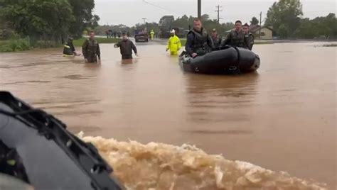 Exército resgata população atingida pelas chuvas no Rio Grande do Sul