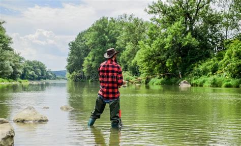 Pesca De Captura Y Liberaci N Pescador Barbudo En Agua Pesca Con