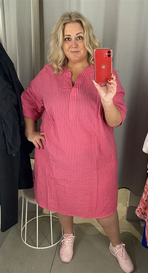 En färgglad skön klänning att fira sommar i Big ass fashion