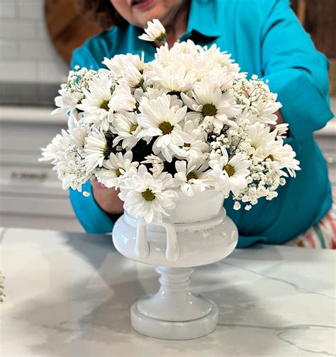 How to Make a Daisy Flower Arrangement - Celebrate & Decorate