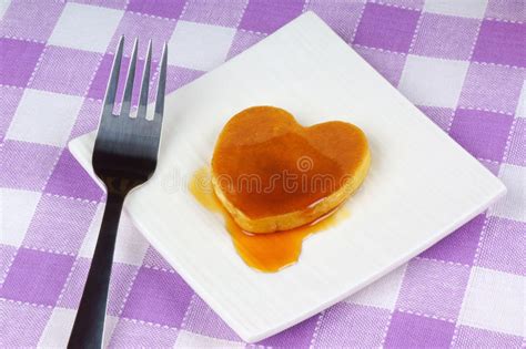 Mini Crepe En Forma De Corazón Con El Jarabe Imagen de archivo Imagen