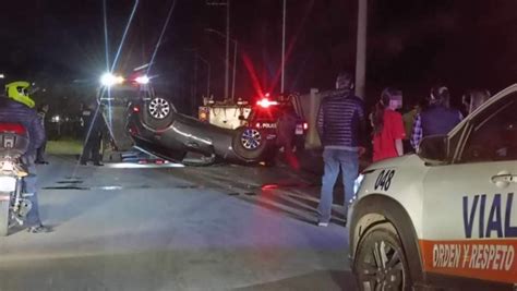 Conductora De Camioneta Sufre Volcadura Tras Chocar Contra Una