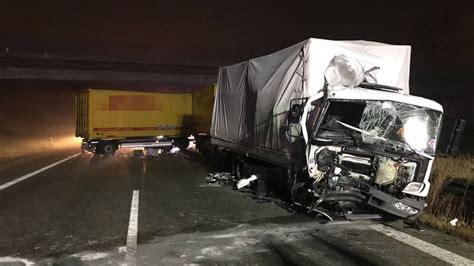 Lkw Unfall Fahrer Schwer Verletzt 10 Kilometer Stau