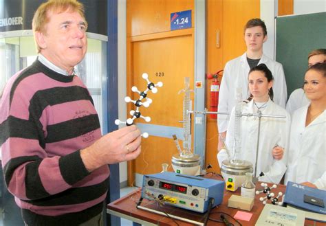 Chemie BW Chemie Fonds fördert das Lessing Gymnasium in Winnenden