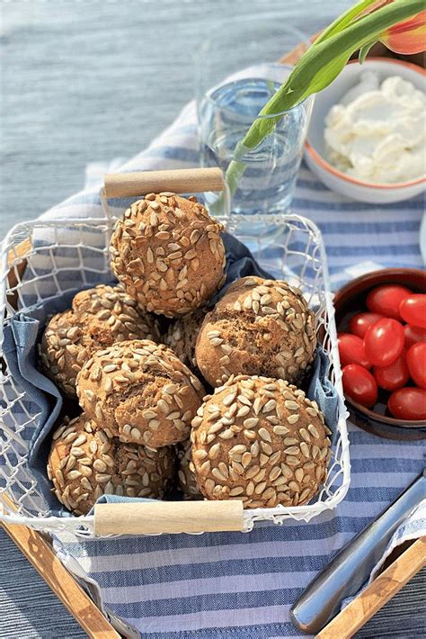 Dinkel Roggen Brötchen mit Sonnenblumenkernen von Kuechenmomente de