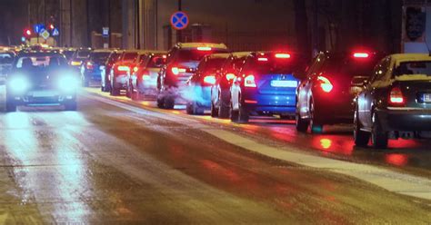 Ostrzeżenia IMGW W tych województwach na drogach może być niebezpiecznie