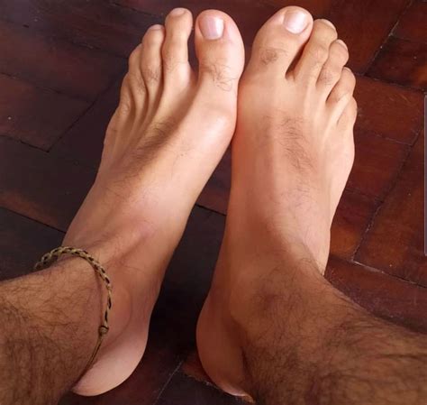 Pin De Micha La Em Feet P S Masculinos Descal O P Descal O