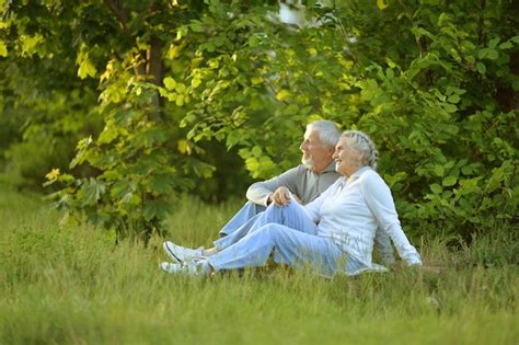 Retrato De Una Hermosa Pareja De Ancianos Sentada En El Parque Foto