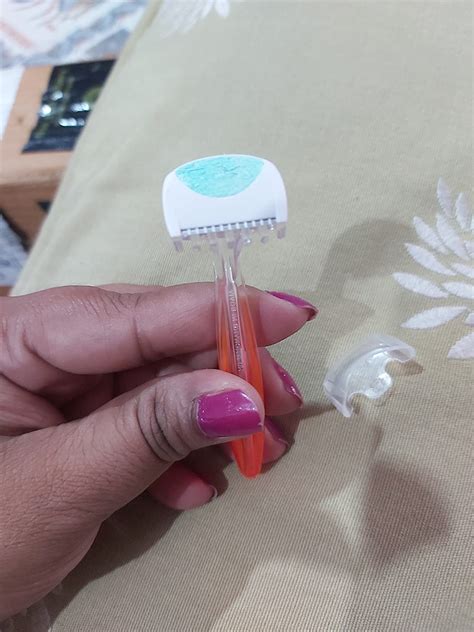 Kai Bikini Line Japanese Razor For Women With Aloe Vera And Vitamin E Moisture Strip Pack Of