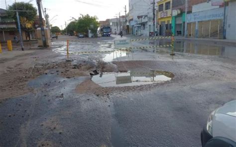 Rompimento em tubulação compromete distribuição de água no Santa Maria