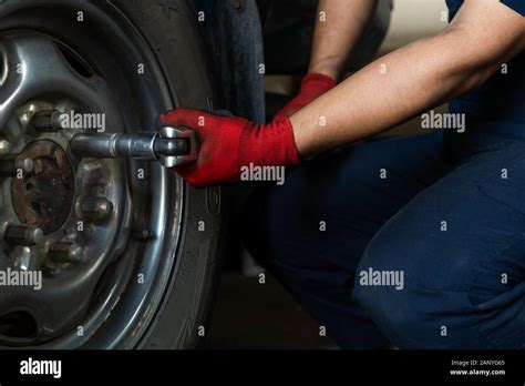 Ingeniero De Automoción Que Opera Las Herramientas Manuales En El