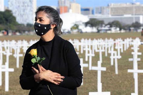 Mil Cruzes Protesto Por Mortos Da Covid Na Esplanada Critica