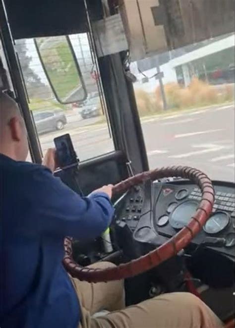 Şofer de autobuz din Constanţa surprins glisând ecranul telefonului în