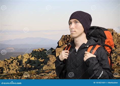 Mann Mit Dem Rucksack Der Auf Einen Berg Und Blicke In Den Abstand