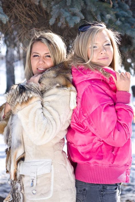 Zwei Blonde Freundinnen Stockbild Bild Von Konzepte Bild