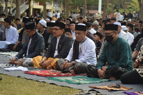 Salat Id Di Lapangan Vatulemo Palu Khatib Ajak Umat Islam Hargai