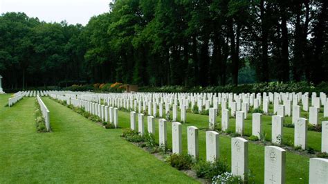 Airborne War Cemetery 4 En 5 Mei Denkboek