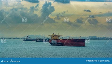 Het Laden Van Anker Olietankschip Via Een Olievervoersinstallatie Vanaf