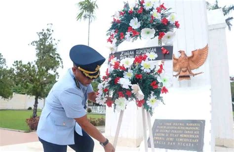 Jelang HUT Ke 77 TNI AU Jajaran Lanud Pattimura Ziarah Ke TMP Kapahaha