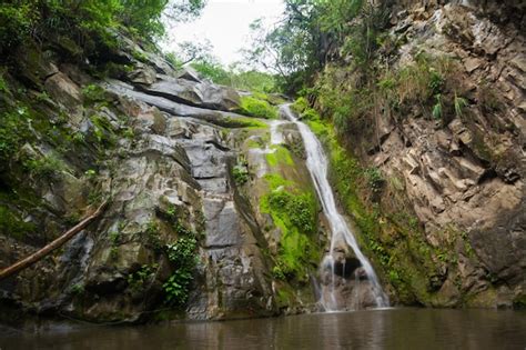 Salto Del Mico Cascada Rodeada De Rocas En Villeta Colombi Foto Premium