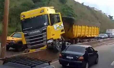 Batida Entre Carretas Deixa Trânsito Lento No Anel Rodoviário Em Bh