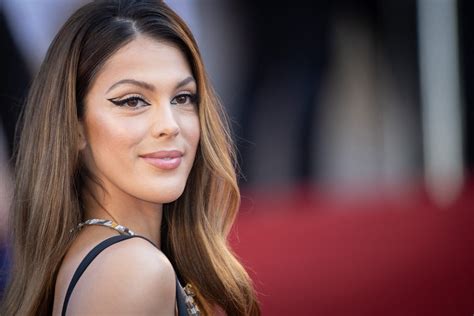 Iris Mittenaere Assume Ses Vergetures En Bikini Et D Complexe Ses Fans