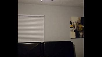 Une MILF brune potelée se fait baiser sous la douche et dans la chambre Creampie XVIDEOS