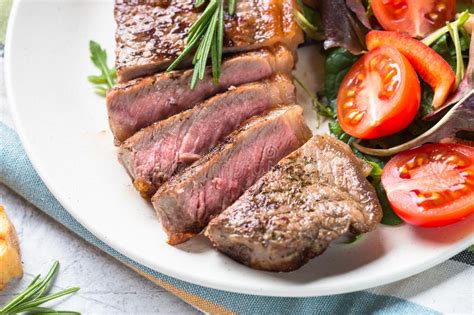 Gegrilltes Rindfleisch Striploin Steak Mit Frischem Salat Stockbild