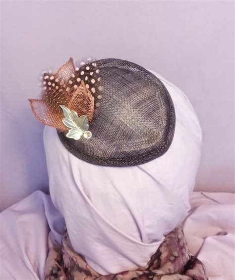 Un Toque Coqueto Tocados Para Bodas Y Detalles Primera Temporada Nude Tocados Para El Pelo