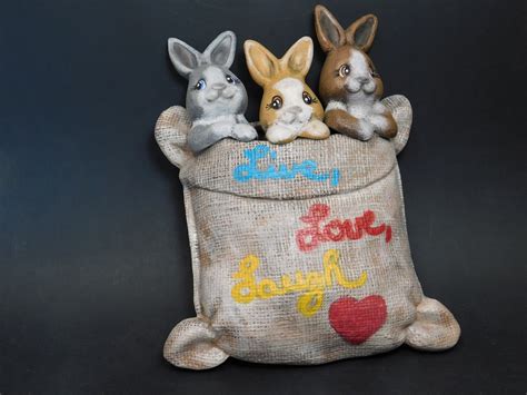 Trois Lapins Dans Un Sac En Toile De Jute Avec Live Laugh Love On The