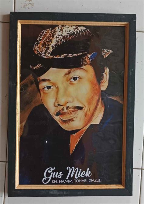 Hiasan Dinding Poster Gus Miek Blangkon Plus Bingkai Ukuran 53 35