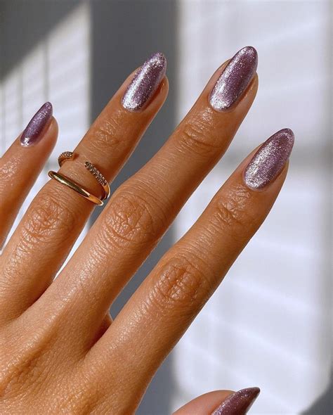 Ongles effet velours la dernière tendance nail art à essayer