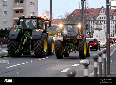 Teilnehmer der Bauernproteste fahren in Nürnberg mit ihren Traktoren im