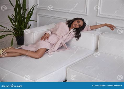 Fashion Style Model Pretty Woman Perfect Body Shape Dark Tanned Skin Brunette Hair Wear Stylish