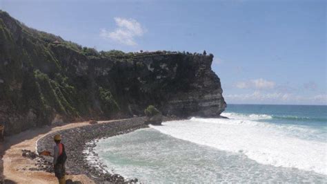 Retakan Tebing Pura Uluwatu Masih Dikerjakan Pupr Badung Molor