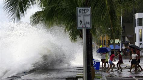 Le Super Typhon Man Yi A Touch Terre Aux Philippines