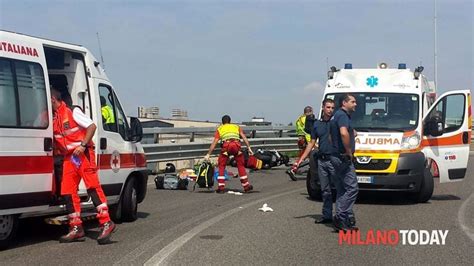 Incidente In Tangenziale Ovest A Milano Schianto In Moto Morto Un Ragazzo