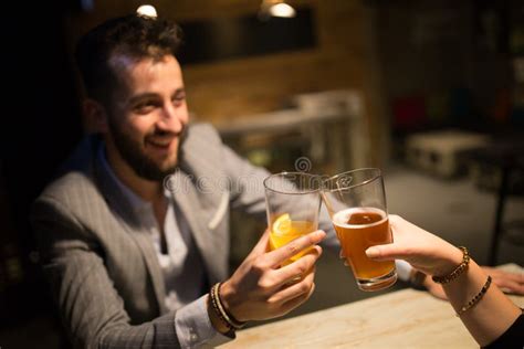 Sirva Tostar Con La Cerveza Del Arte En Un Pub Foto De Archivo Imagen