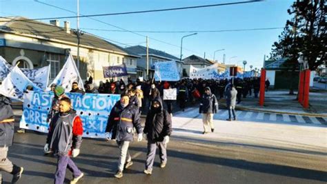 Multitudinaria movilización de textiles reclamó reunión con De