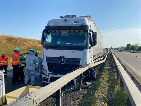 Lkw In Mittelleitplanke Stau Auf Der A Zwischen Offenburg Und Lahr In